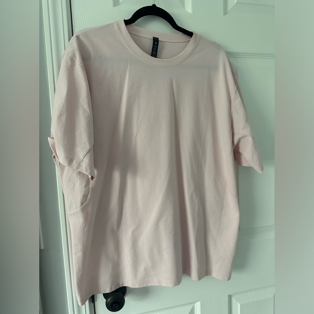 Men’s Lululemon Pink Crew Neck Tee Shirt. Worn One Time . Size L